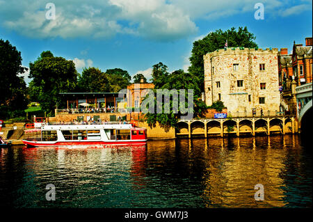 Lendal Tower e imbarcazione da diporto sul fiume Ouse, York Foto Stock