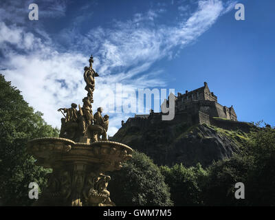Il Castello di Edimburgo, visto da Princess Street Gardens, Edimburgo, Scozia. Foto Stock