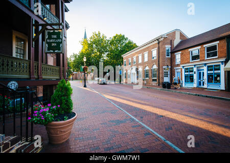 Il Maryland Inn e gli edifici lungo la Main Street, nel centro cittadino di Annapolis, Maryland. Foto Stock