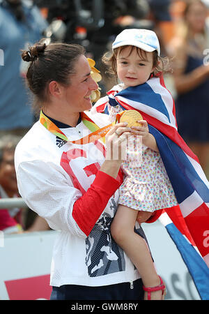 La storia di Sarah della Gran Bretagna celebra con sua figlia Louisa dopo aver vinto l'oro nel processo a tempo delle Donne C5 tenutosi a Pontal durante il settimo giorno dei Giochi Paralimpici di Rio de Janeiro, Brasile, del 2016. PREMERE ASSOCIAZIONE foto. Data immagine: Mercoledì 14 settembre 2016. Il credito fotografico dovrebbe essere: Andrew Matthews/PA Wire. Foto Stock