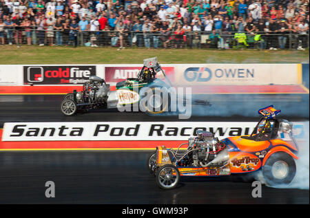 Vintage alterata carburante drag racing a Santa Pod Raceway. Ron speranza nella Rat Trap nearside V Nick Davies nel caos lato lontano. Foto Stock