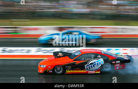 Pro Stock drag racing a Santa Pod. Magnus Petersson nella sua Pontiac GTO V Bengt Ljungdahl nella sua Chevrolet Camaro lato lontano. Foto Stock