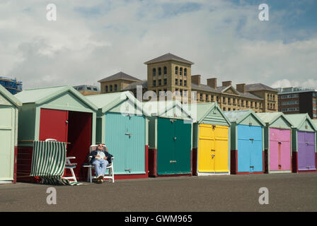 Cabine sulla spiaggia, sulla foreshore, Brighton e Hove, East Sussex, Regno Unito Foto Stock