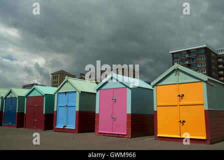 Cabine sulla spiaggia, sulla foreshore, Brighton e Hove, East Sussex, Regno Unito Foto Stock