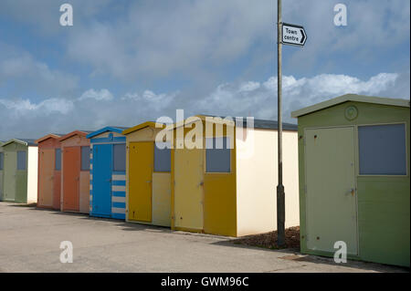 Cabine sulla spiaggia, sulla foreshore, Seaford, East Sussex, Regno Unito Foto Stock