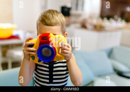 Carino ragazzo vuole diventare fotografo Foto Stock