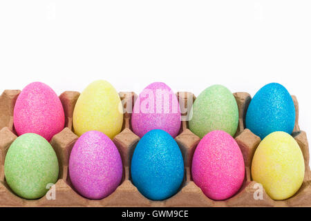 Glitter coperto fake uova di pasqua in una confezione di uova Foto Stock
