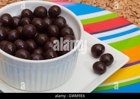 Ricoperta di cioccolato espresso i chicchi di caffè in una tazza Foto Stock