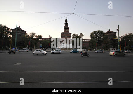 Il Castello Sforzeso da una distanza, Milano, Italia Foto Stock