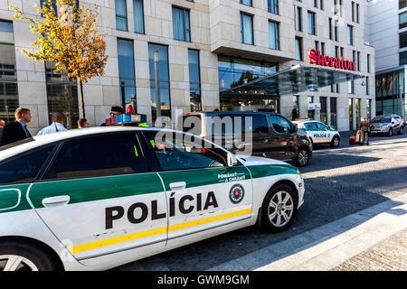 Una macchina della polizia in piedi nella parte anteriore del Sheraton Bratislava, Slovacchia, Europa Foto Stock