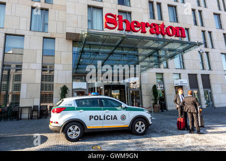 Una macchina della polizia in piedi di fronte all'Hotel Sheraton Bratislava, Slovacchia, Europa Foto Stock