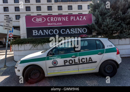 Una macchina di polizia che si trova di fronte al Crowne Plaza Hotel, Bratislava, Slovacchia, Europa Foto Stock