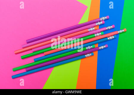 Matite colorate e bordo del manifesto per il ritorno a scuola Foto Stock