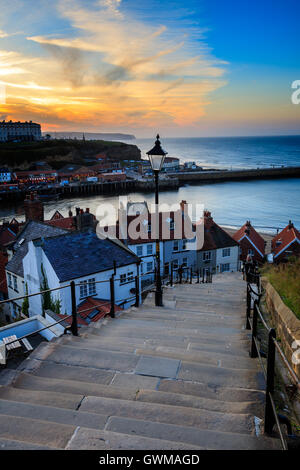 Una vista da 199 passi whitby, North Yorkshire, Regno Unito Foto Stock