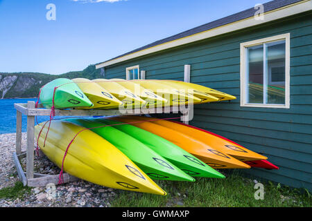 Colorato kayak e fasi di pesca a Norris punto, Parco Nazionale Gros Morne, Terranova e Labrador, Canada. Foto Stock