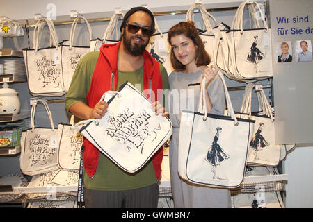 Il rapper Samy Deluxe e modella Marie Nasemann presente Canvas-Shoppers al drugstore Budnikowsky. Gli acquirenti sono fabbricati ecofriendly e leale e sono state create dai personaggi per un progetto di beneficenza per ridurre l'utilizzo di sacchetti di plastica. Dotato di: Samy Foto Stock