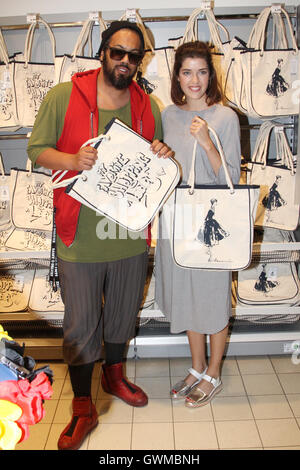 Il rapper Samy Deluxe e modella Marie Nasemann presente Canvas-Shoppers al drugstore Budnikowsky. Gli acquirenti sono fabbricati ecofriendly e leale e sono state create dai personaggi per un progetto di beneficenza per ridurre l'utilizzo di sacchetti di plastica. Dotato di: Samy Foto Stock