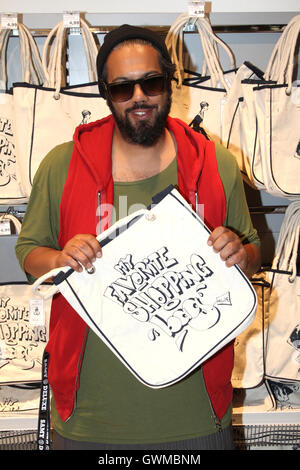 Il rapper Samy Deluxe e modella Marie Nasemann presente Canvas-Shoppers al drugstore Budnikowsky. Gli acquirenti sono fabbricati ecofriendly e leale e sono state create dai personaggi per un progetto di beneficenza per ridurre l'utilizzo di sacchetti di plastica. Dotato di: Samy Foto Stock