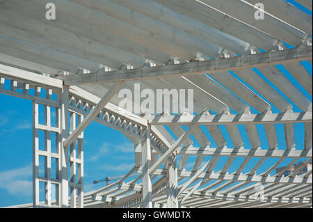 Bianco gazebo nel parco contro il cielo blu Foto Stock