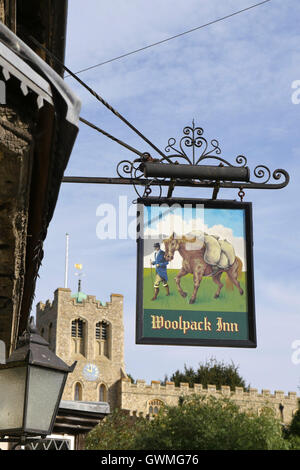 Il Woolpack village pub segno. Coggeshall, Essex, Inghilterra, Regno Unito Foto Stock