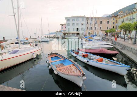 Il vecchio porto nella bella città di Gargnano Lago di Garda in Italia Foto Stock