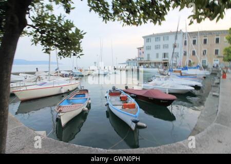 Il vecchio porto nella bella città di Gargnano Lago di Garda in Italia Foto Stock