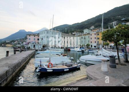 Il vecchio porto nella bella città di Gargnano Lago di Garda in Italia Foto Stock