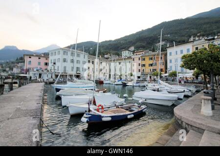 Il vecchio porto nella bella città di Gargnano Lago di Garda in Italia Foto Stock