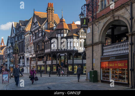 Le righe medievale e la croce, Bridge Street, Chester, Cheshire, Inghilterra, Regno Unito Foto Stock