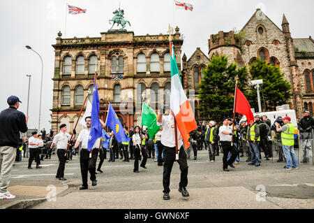 Belfast, Irlanda del Nord. 23 ago 2015 - repubblicano rete per unità parade passato Belfast la principale sala arancio durante una commemorazione di regno irlandese Henry Joy McCracken Foto Stock