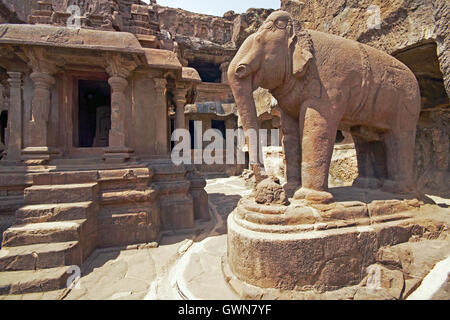 Statua di elefante nel cortile di un antico tempio Jain (Indra Sabha). Numero di cave 32, Grotte di Ellora, nei pressi di Aurangabad, India. Foto Stock