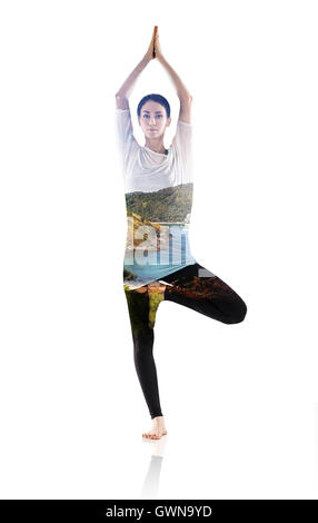 Doppia esposizione della donna facendo esercizio di yoga e di mare Foto Stock