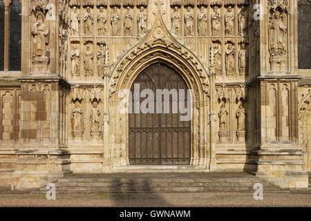 Beverley streetscenes mostra porta occidentale del centro storico di stile gotico del XIII secolo minster chiesa collegiata di San Giovanni Foto Stock