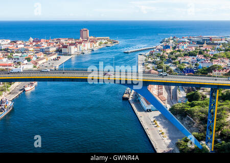 Vista aerea del collegamento Juliannabridge Punda e Otrobanda con Handelskade in background Foto Stock