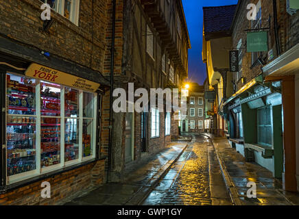 Lo storico del XIV secolo Shambles durante la notte, la città di York, North Yorkshire, Inghilterra, Regno Unito Foto Stock