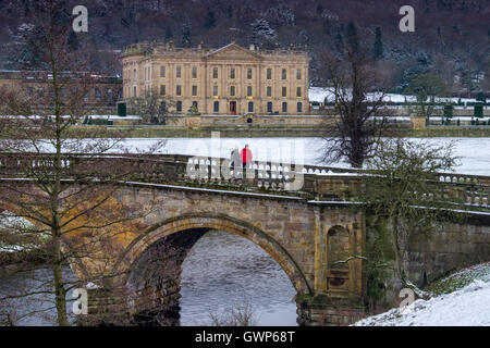 Chatsworth House & Paine il ponte sul fiume Derwent, Peak District, Derbyshire, England, Regno Unito Foto Stock