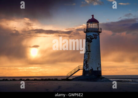 Talacre Lighthouse al tramonto, Talacre Beach, Flintshire, Galles del Nord, Regno Unito Foto Stock