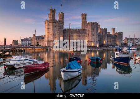Luce della Sera a Caernarfon Castle, Caernarfon, Gwynedd, il Galles del Nord Foto Stock