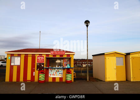 Rosso e giallo listati della parete del gelato chiosco in un pomeriggio invernale, Seaford, East Sussex, Inghilterra Foto Stock