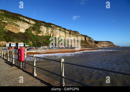 Vista delle scogliere orientali e della spiaggia di Rock-A-Nore, Hastings, East Sussex, Inghilterra, Regno Unito Foto Stock