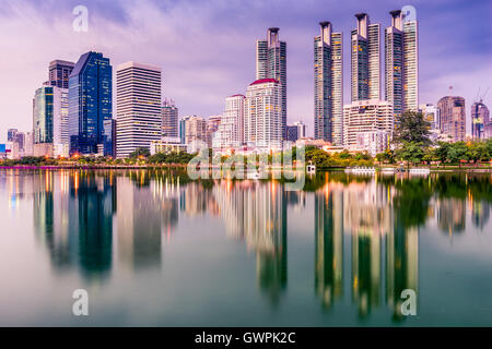 Bangkok, Thailandia skyline da Benjakiti Park. Foto Stock