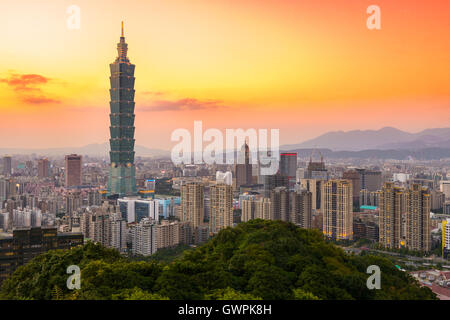 Taipei, Taiwan dello skyline della città al crepuscolo. Foto Stock