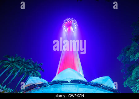 Menara KL Tower di notte a Kuala Lumpur. Foto Stock