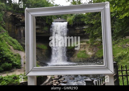 Cascate Minnehaha in Minneapolis Minnesota dietro una cornice immagine. Foto Stock