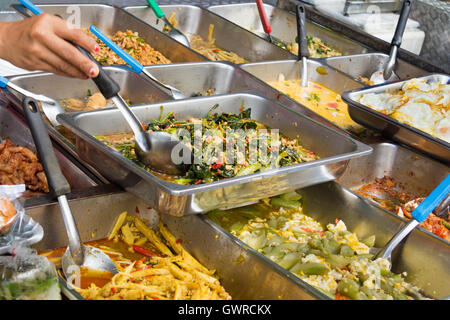 Deliziosi piatti Thai street food Bangkok in Thailandia Foto Stock