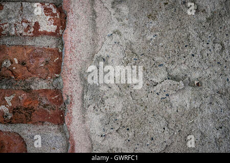 Antico muro rosso con vecchi mattoni e strati di intonaco a Tolosa, Francia, primo piano. Grunge sfondo con copia spazio. Foto Stock