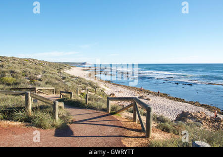 Kalbarri,WA,Australia-April 21,2016:percorso attraverso le dune a Indian Ocean Beach con la gente in una limpida giornata di Kalbarri, Western Australia. Foto Stock