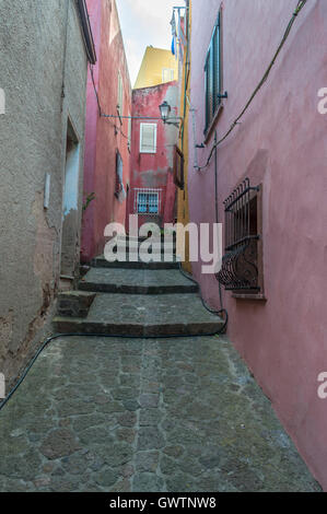 La bellissima alley di Castelsardo città vecchia - Sardegna - Italia Foto Stock