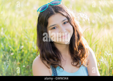 Ritratto di positivo girl teen all'aperto in estate Foto Stock