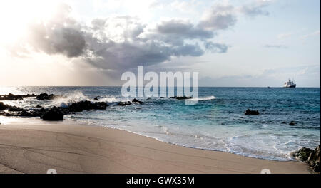 RMS St Helena che sono ancorate al largo di Georgetown Isola di Ascensione dal dead mans beach Foto Stock